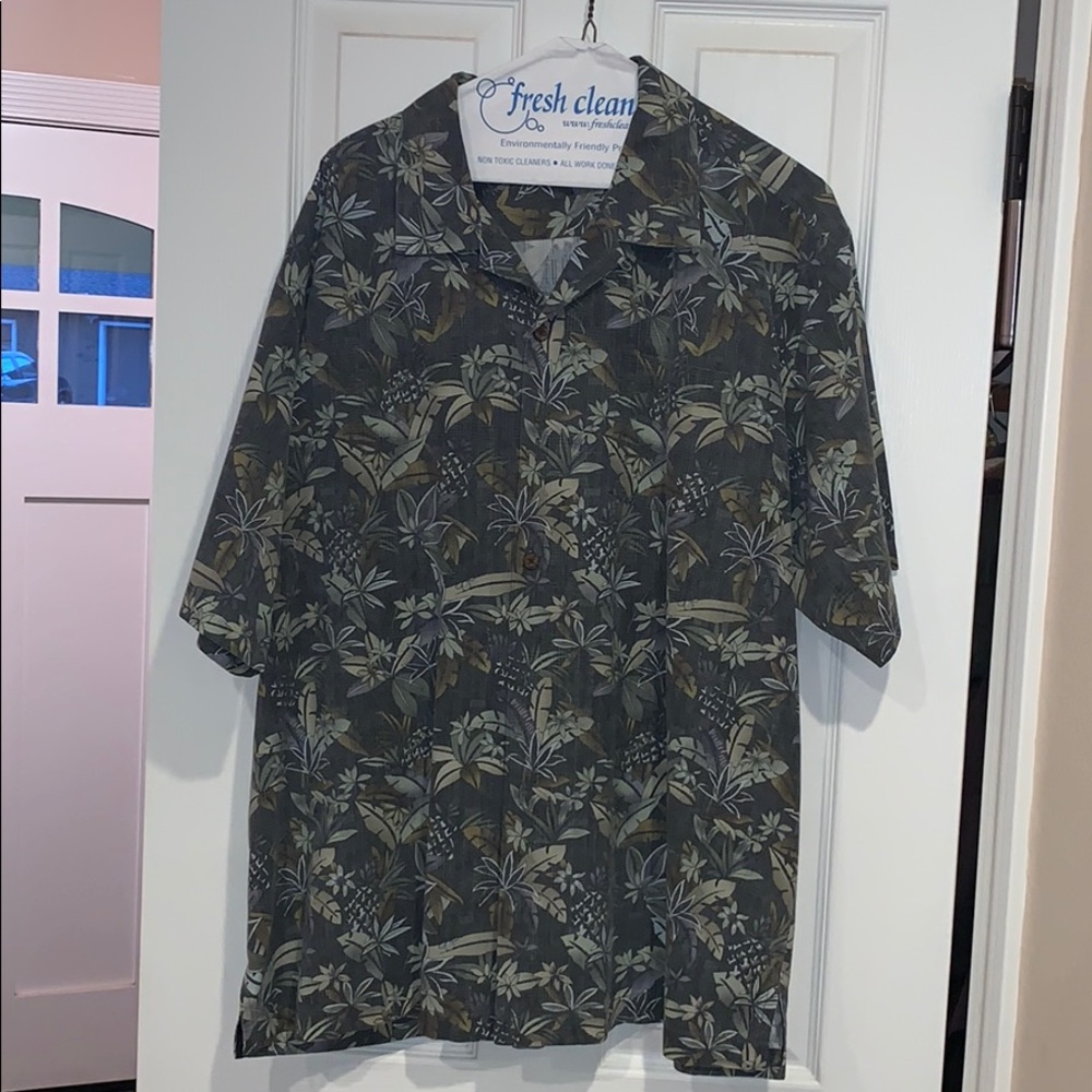 Tommy Bahama men’s button down shirt